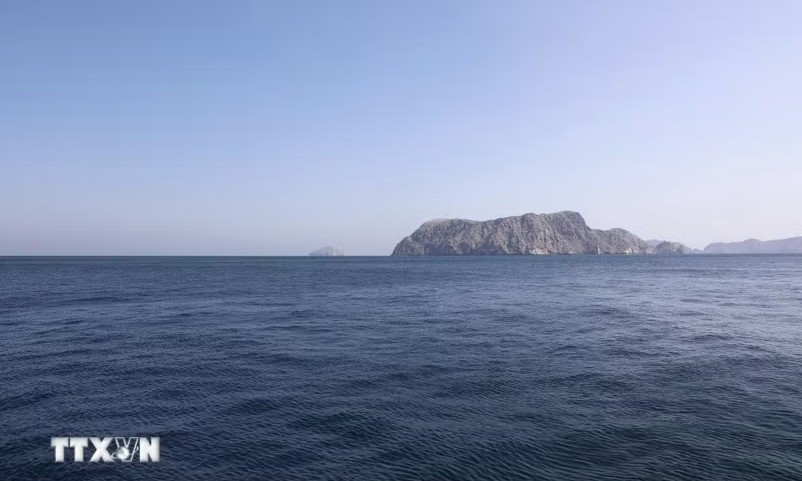 Ít nhất 3 tàu bị tấn công tại khu vực quanh eo biển Hormuz bất chấp lệnh ngừng bắn
